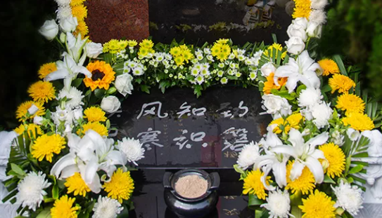 鮮花祭祀是一種為了表達哀悼、惋惜、懷念