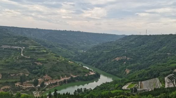 西安高橋墓園位于西安市灞橋區(qū)鯨魚溝風(fēng)景區(qū)
